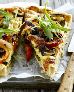 Quiche végétarienne au Air Fryer, pâte dorée garnie de légumes grillés : champignons, poivrons, oignons.