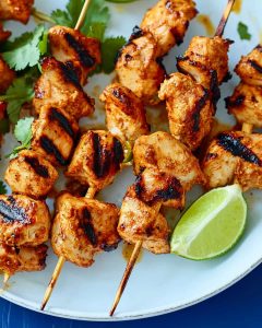 Assiette de brochettes de poulet tandoori au Air Fryer bien grillées.