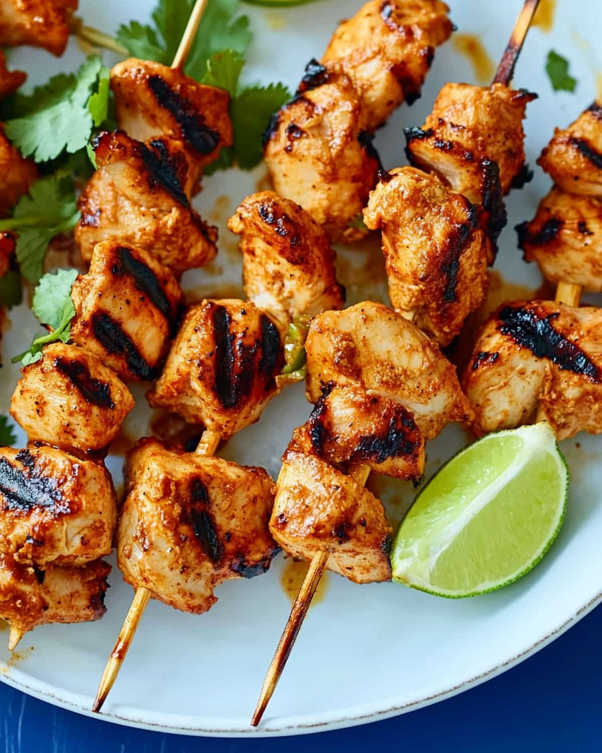 Assiette de brochettes de poulet tandoori au Air Fryer bien grillées.