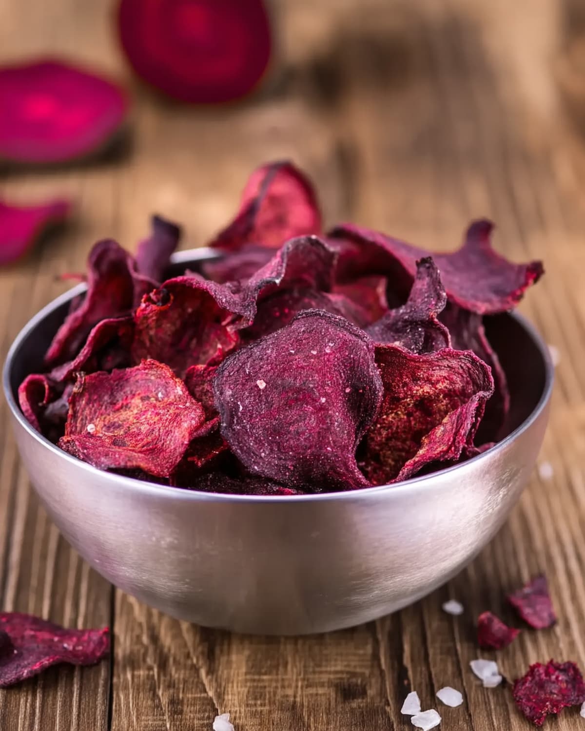 Bol de chips de betterave au Air Fryer, croustillantes et colorées.