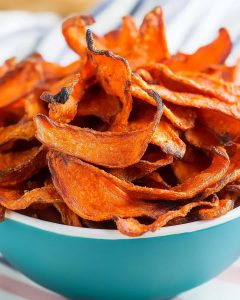 Bol de chips de carotte au Air Fryer, croustillantes et colorées.