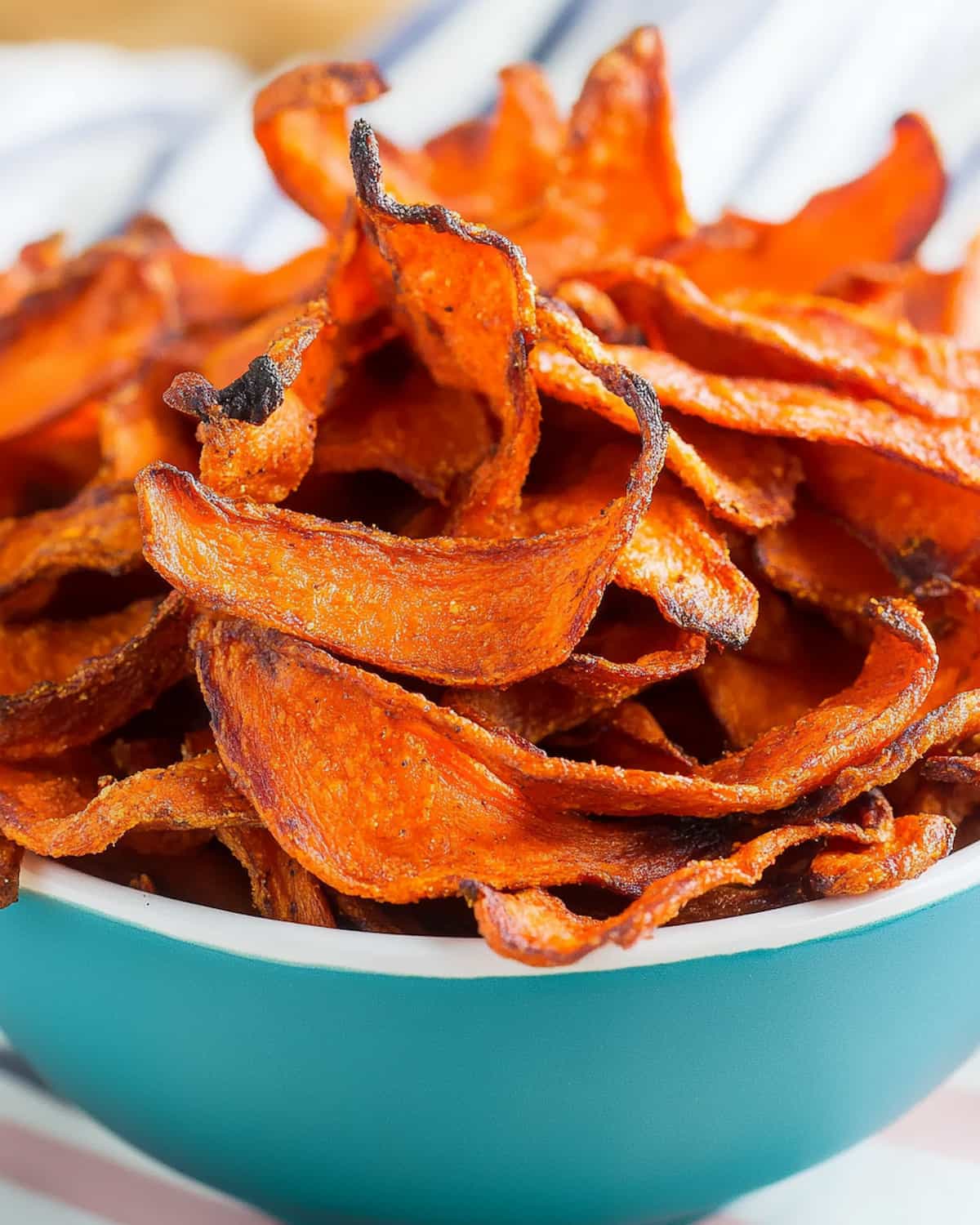 Bol de chips de carotte au Air Fryer, croustillantes et colorées.