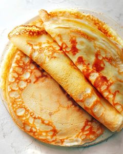 Crêpes au Air Fryer dorées et moelleuses, pliées en deux.