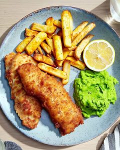 Assiette de fish and chips au Air Fryer avec frites dorées.