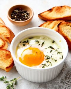Petit ramequin avec un œuf cocotte au Air Fryer.