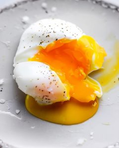 Oeuf mollet au Air Fryer. Le blanc est ferme, le jaune coule doucement.