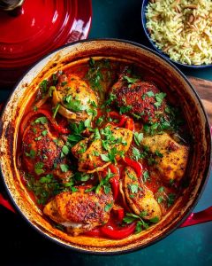 Cocotte remplie de morceaux de poulet basquaise au Air Fryer.