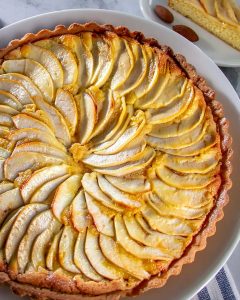 une tarte aux pommes au Air Fryer dorée.