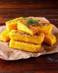 Bâtonnets de panisse au romarin au Air Fryer, dorés et croustillants.
