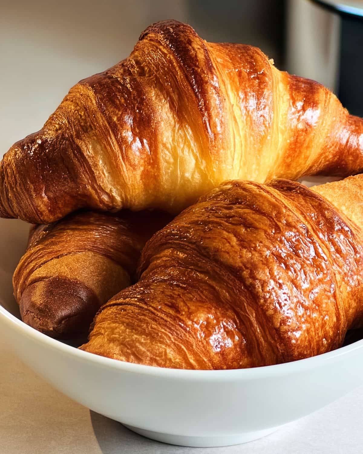 Croissants surgelés cuits au air fryer, dorés et feuilletés.