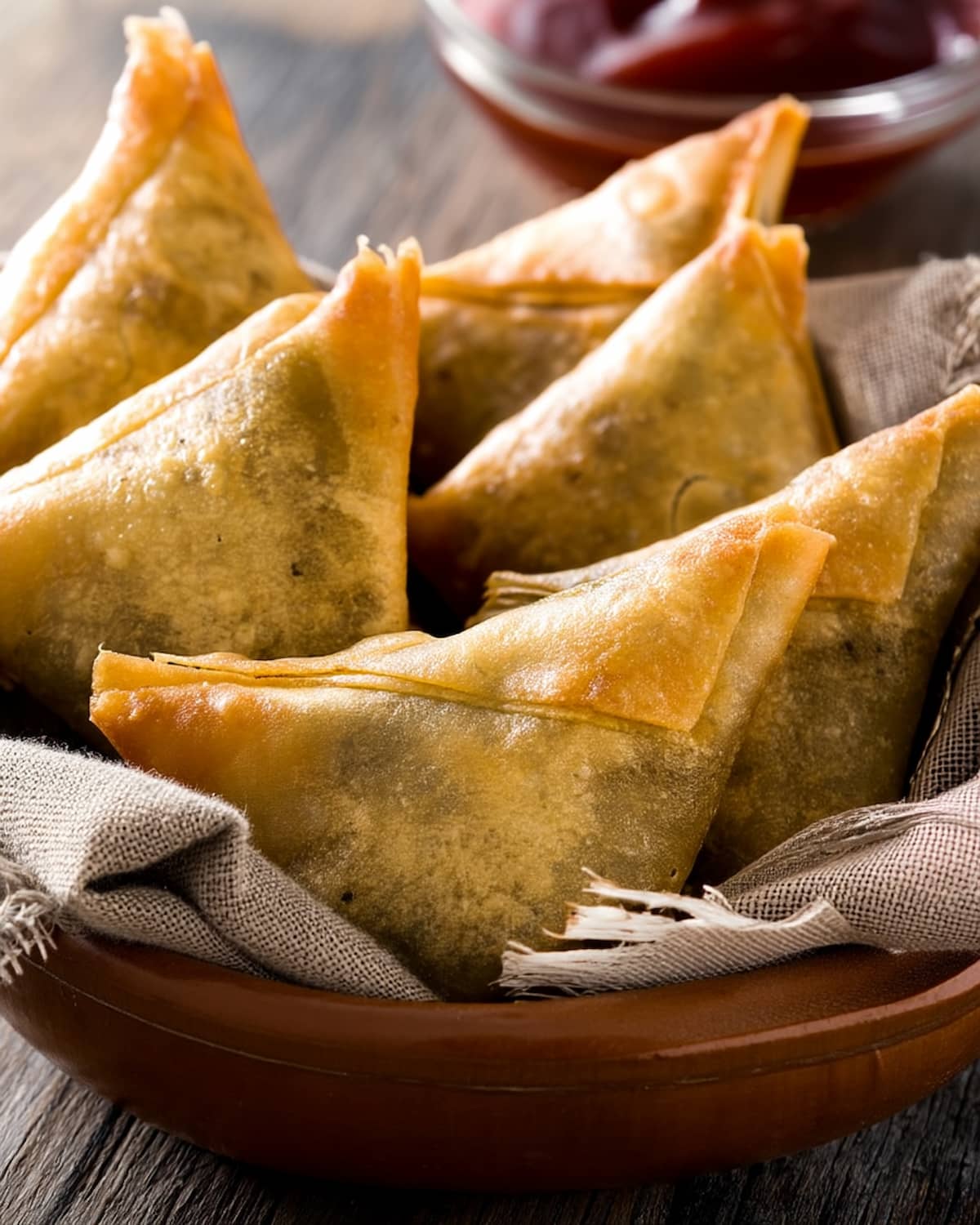 Panier garni de Samoussas au Poulet au Air Fryer, croustillants et dorés.