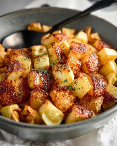 Bol de pomme de terre rissolées surgelées au Airfryer, dorées et croustillantes.