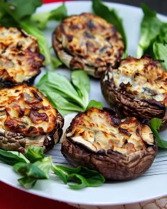 Champignon farci au Air Fryer, gratiné avec une garniture crémeuse et dorée.