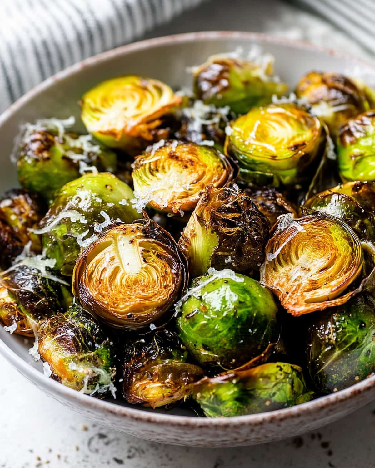 Bol de choux de Bruxelles au Air Fryer, dorés et croustillants
