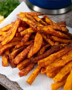 Assiette avec du potimarron au Air Fryer, coupé en frites dorées et croustillantes