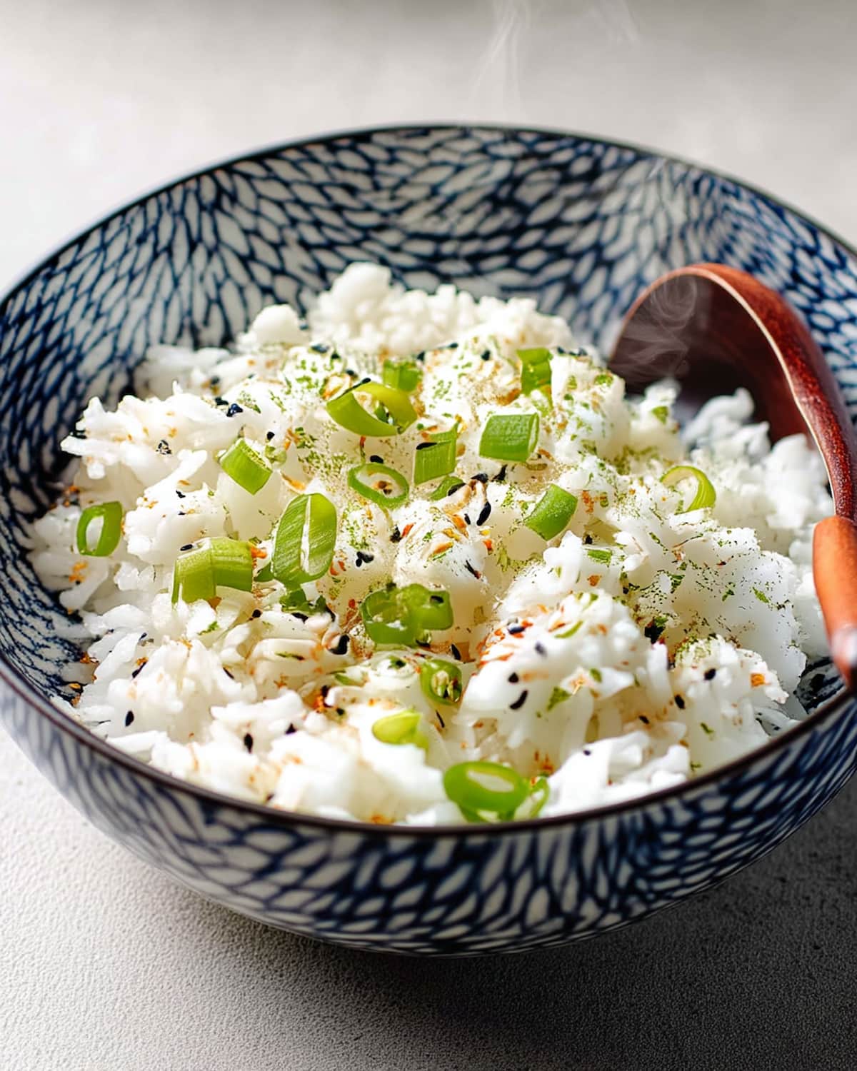 Bol de riz au Air Fryer, grains moelleux garnis de ciboulette et de graines toastées