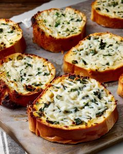 Pain à l’ail air fryer, tranches dorées et croustillantes.