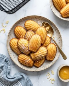 Madeleines airfryer moelleuses et dorées, prêtes en 10 minutes, avec bords légèrement caramélisés