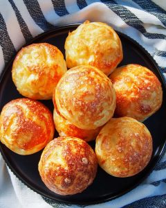 Gougère air fryer, petites bouchées dorées et gonflées au fromage