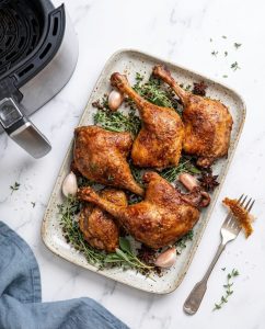 Confit de canard air fryer avec peau croustillante et chair fondante, servi tout juste sorti du panier, dore a 200°C