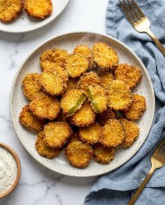 Cornichons frits air fryer faciles, dorés et ultra croustillants, servis avec sauce crémeuse à l’aneth