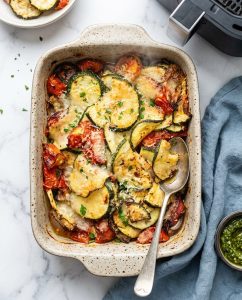 Courgettes à l’airfryer gratinées au parmesan, bords dorés et tomates fondantes, servies en plat express du soir