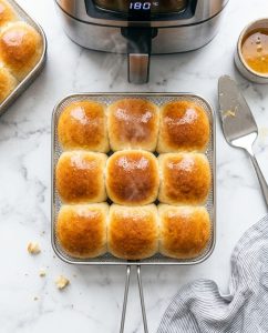 Pain au lait airfryer ultra moelleux, doré et filant, tranché sur une planche, parfait pour le petit-déjeuner