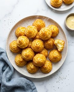 Pommes duchesse surgelées au Airfryer bien dorées et croustillantes, servies en accompagnement sur une assiette