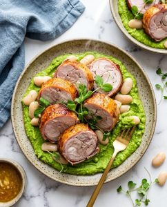 Râble de lapin air fryer moelleux et doré, tranché et servi avec citron et herbes, prêt en 15 minutes