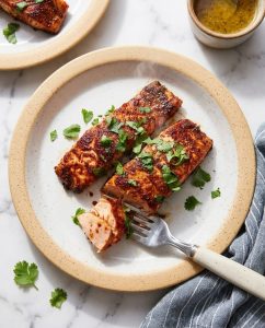 Saumon surgelé airfryer doré et fondant dans le panier, prêt en 15 minutes, sans décongélation