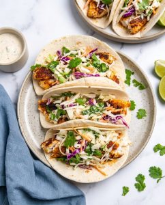 Tacos de poisson airfryer croustillants avec slaw au citron vert et coriandre, servis dans des tortillas chaudes