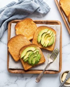Toast airfryer ultra croustillant, tartines dorées prêtes en 5 minutes, servi avec beurre et confiture
