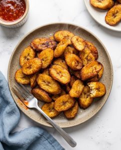 Alloco au air fryer croustillant, rondelles de bananes plantains dorées et caramélisées, servi en bol