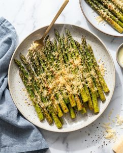 Asperges rôties au parmesan au Airfryer, dorées et croustillantes, servies sur une assiette avec citron