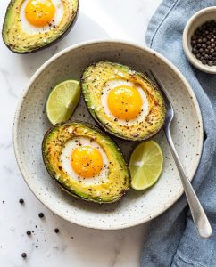 Avocat rôti au air fryer doré et fondant, servi en apéritif avec citron et feta, prêt en 10 minutes