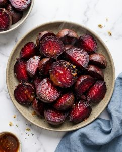 Betteraves rôties au Airfryer bien dorées, en cubes caramélisés avec ail et herbes, servies chaudes en accompagnement