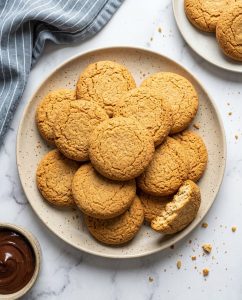 Biscuits sablés air fryer dorés, bords nets et cœur fondant, servis sur une assiette avec un café
