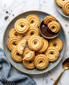 Biscuits viennois au air fryer trempés dans un chocolat brillant, bords croustillants et cœur fondant