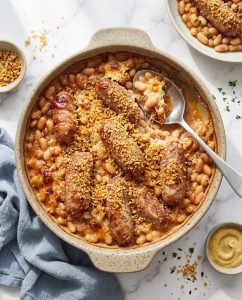 Cassoulet airfryer gratiné avec haricots fondants, saucisses et confit, croûte dorée qui craque à la cuillère