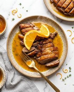 Filet de canard à l’orange au air fryer, peau croustillante et sauce brillante, servi tranché sur assiette
