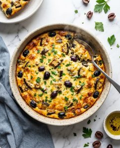 Flan aubergines olives au air fryer, part découpée, croûte dorée et cœur fondant, servi tiède