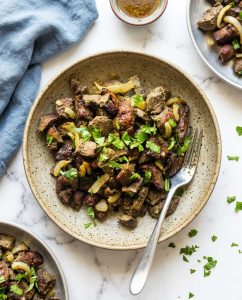 Foie de veau air fryer doré avec oignons, prêt en 12 minutes, texture moelleuse et surface caramélisée