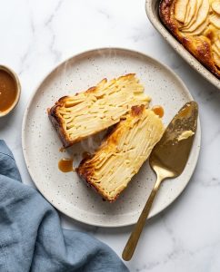 Part de gâteau invisible aux pommes au Airfryer, bords dorés et cœur ultra fondant, servie tiède