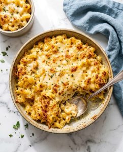 Gratin de pâtes airfryer bien doré, croûte gratinée et cœur fondant, servi chaud dans un petit plat