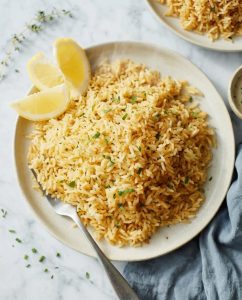 Riz pilaf au Airfryer doré, grains séparés, parfum d’oignon et épices, servi en plat avec croûte fine