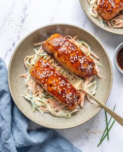 Saumon laqué teriyaki au air fryer, glaçage brillant et bords dorés, servi avec riz et sésame
