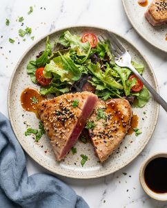 Steak de thon au air fryer doré, laqué à la sauce soja, avec cœur moelleux et quartiers de citron