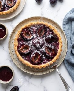 Part de tarte aux pruneaux au airfryer, pâte croustillante et bords caramélisés, pruneaux fondants au centre