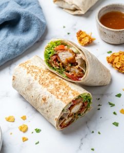 Wraps de poulet au air fryer ultra croustillants, poulet pané aux corn flakes, laitue et sauce au yaourt
