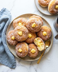 Bomboloni au air fryer moelleux et dorés, enrobés de sucre, prêts à déguster en dessert sans friture